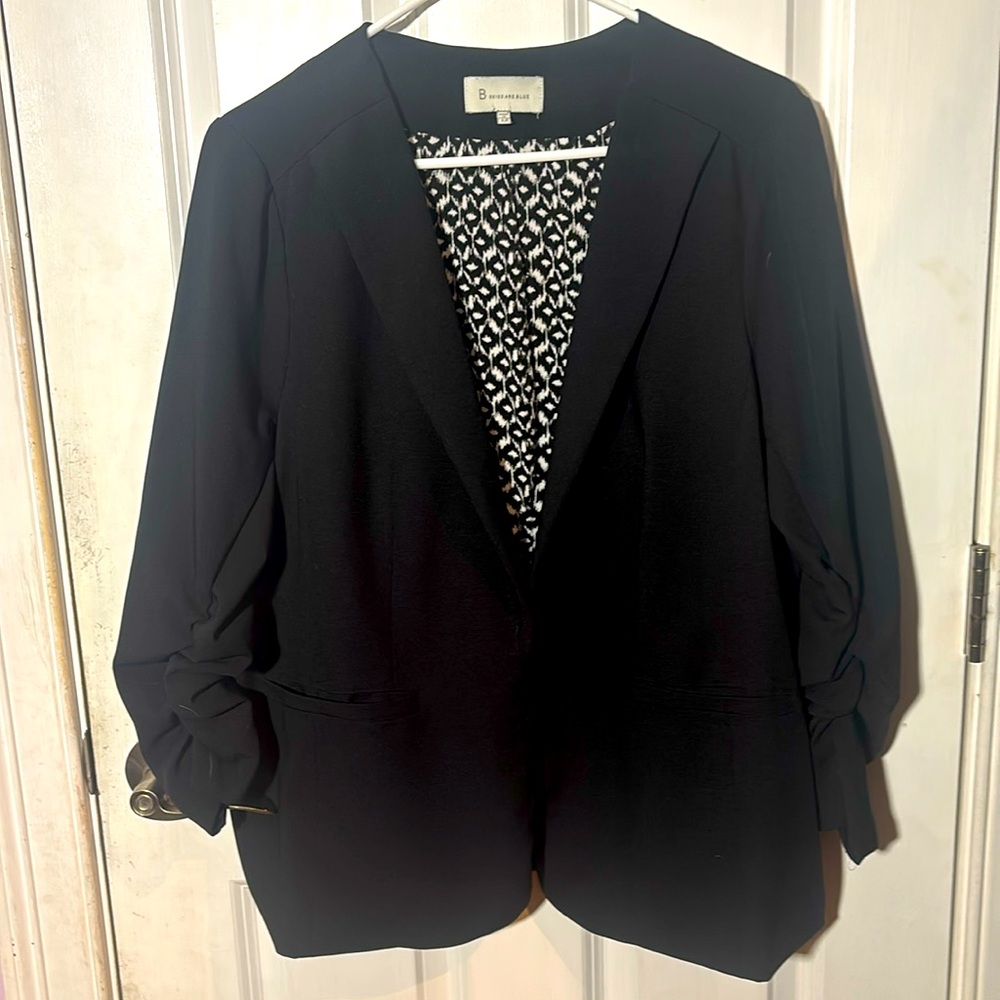Women’s fitted black blazer